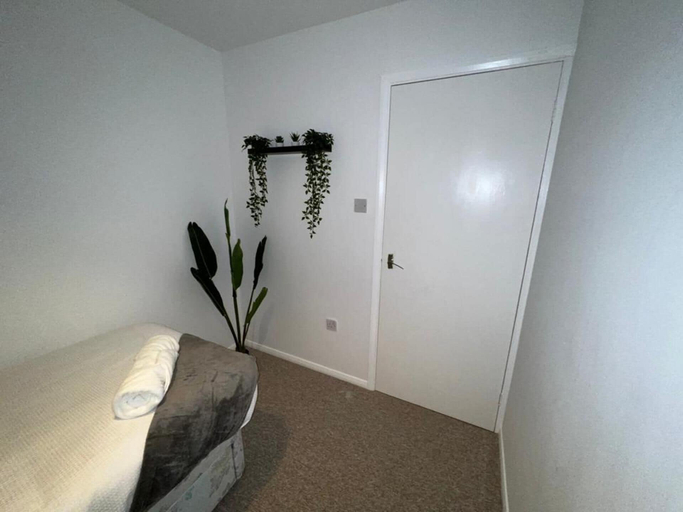Bedroom 2, Impeccable 2-bed Apartment in Grays, London, Thurrock