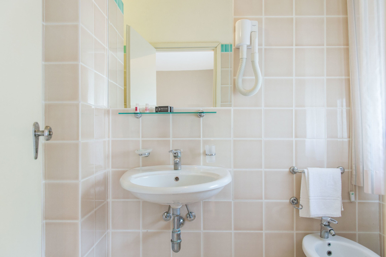 Bathroom 5, Hotel Prestigio, Ravenna