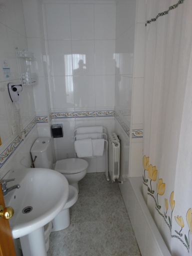 Bathroom 4, Hotel Los Juncos, Cantabria