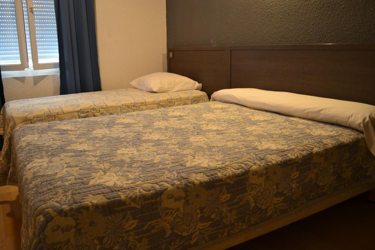 Bedroom 5, L'Hôtel du Port, Aude