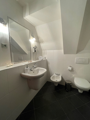 Bathroom 3, U Cervene Zidle, Praha 1