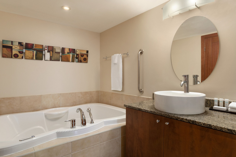 Bathroom 4, Embassy Suites Montréal by Hilton, Montréal
