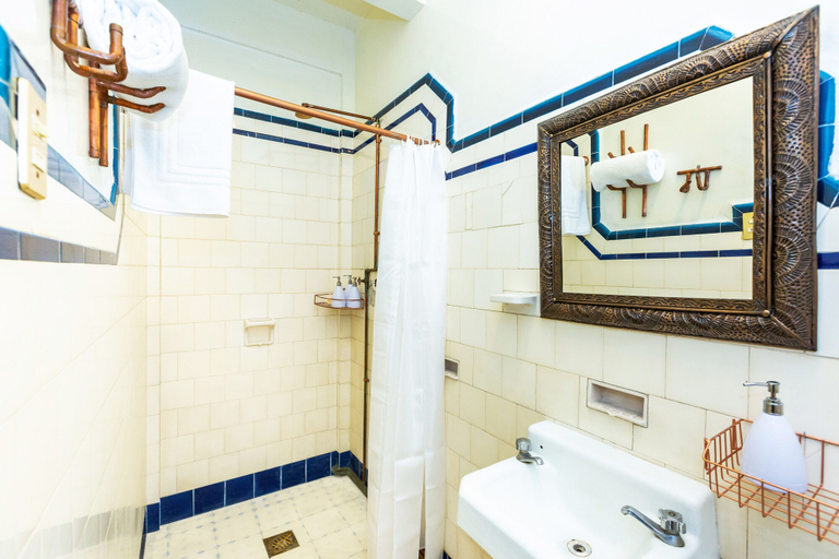 Bathroom 5, Mala Vecindad Beer Hotel, Mexico City
