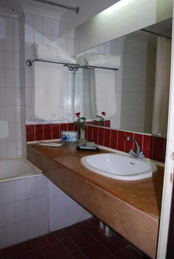 Bathroom 4, Hotel Moulay Yacoub, Zouagha-Moulay Yacoub