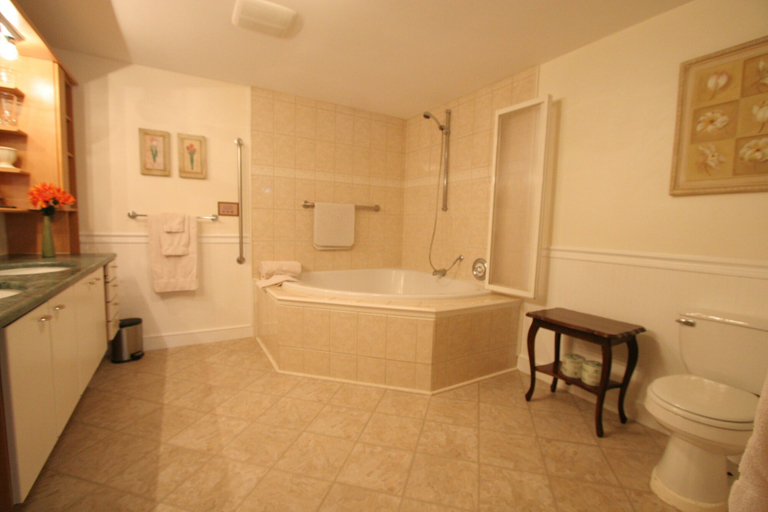 Bathroom 4, The Old Saco Inn, Oxford