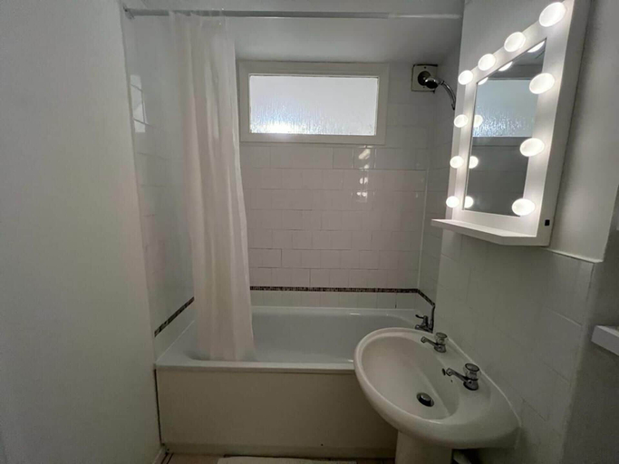 Bathroom 4, Impeccable 2-bed Apartment in Grays, London, Thurrock
