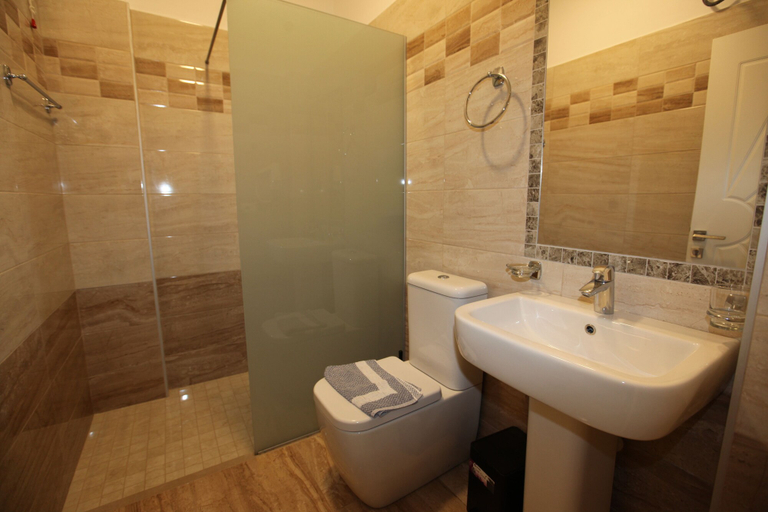 Bathroom 3, Hotel Golden, Sarandës