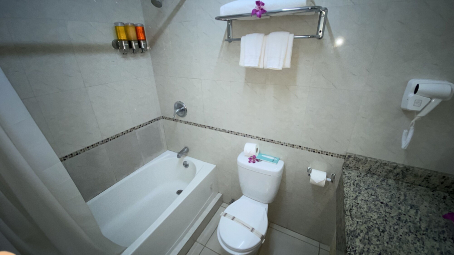 Bathroom 5, Bay Gardens Inn