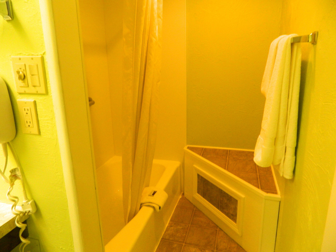 Bathroom 4, Country Motor Inn, Park