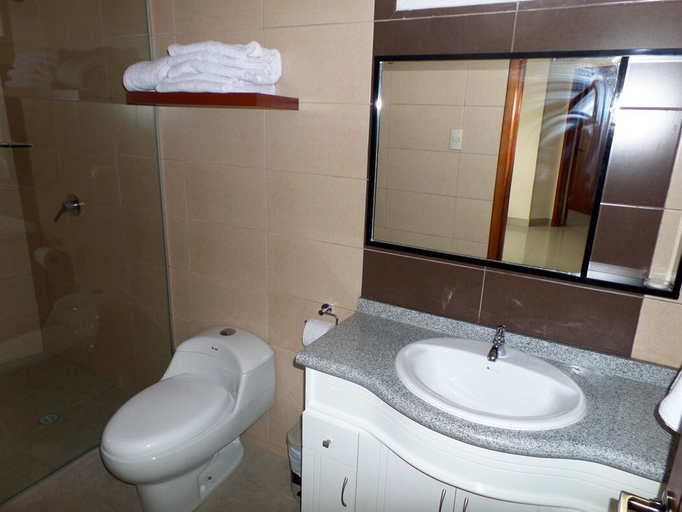 Bathroom 3, Hotel Avellán, Manta