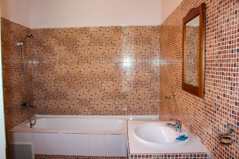 Bathroom 4, Le k, Nouakchott