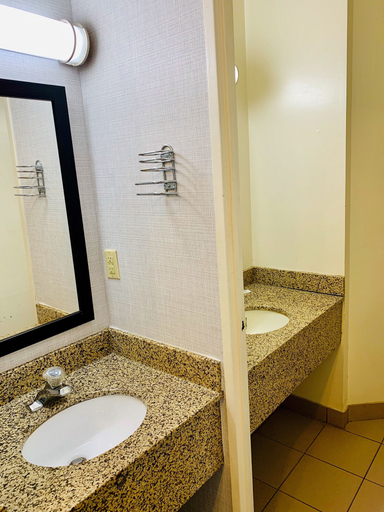Bathroom 4, Super 5 Inn, Peel