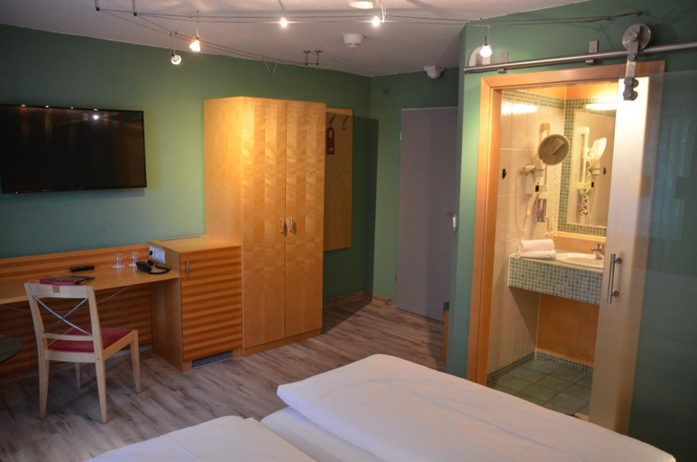 Bedroom 4, Hotel Bergwirt, Ansbach