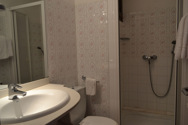 Bathroom 4, Hostal L´Esplai, Girona
