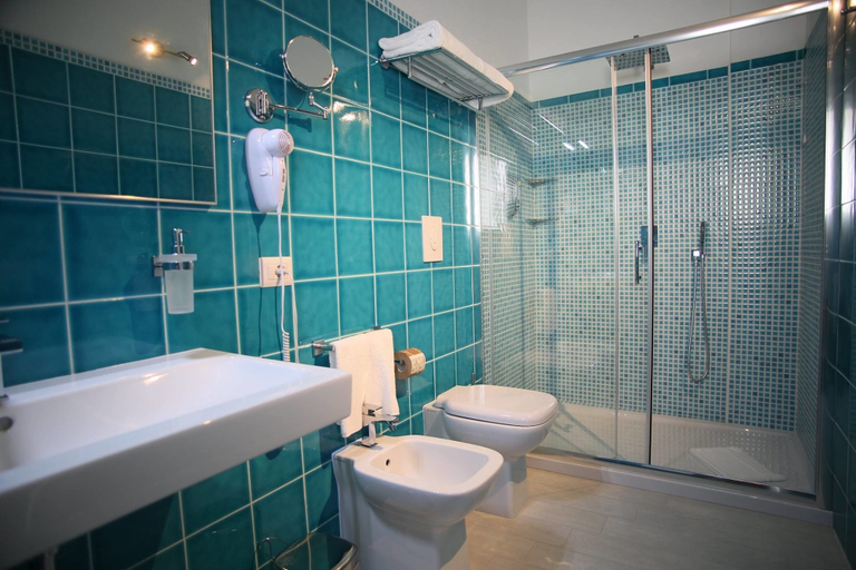Bathroom 5, Regina Simius Hotel, Cagliari