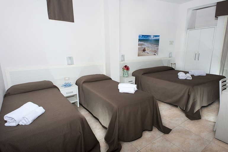 Bedroom 3, Hotel Aquarius, Rimini