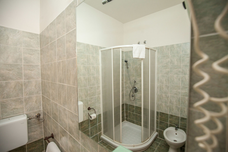 Bathroom 4, Hotel Giulietta e Romeo, Rome