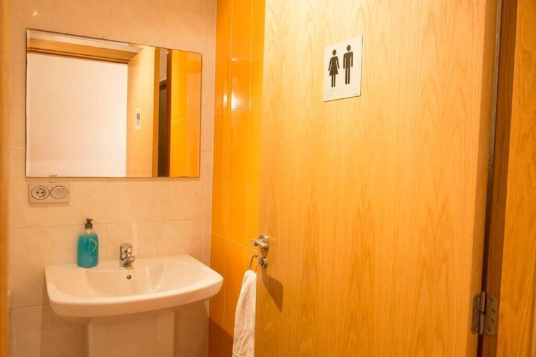 Bathroom 3, Pensión Aia, Guipúzcoa