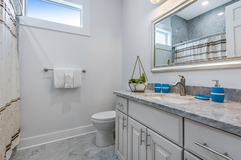 Bathroom 4, Newly Renovated 4BD Penthouse, Orleans
