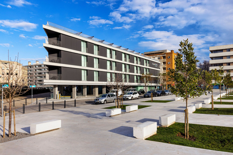 Exterior & Views