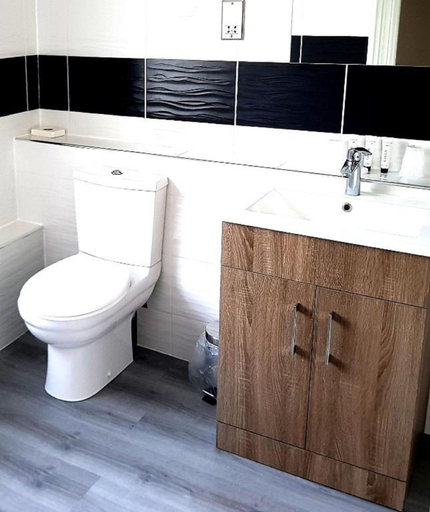 Bathroom 4, The Chequers Hotel, West Berkshire