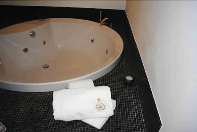 Bathroom 5, Borgo Pantano, Syracuse
