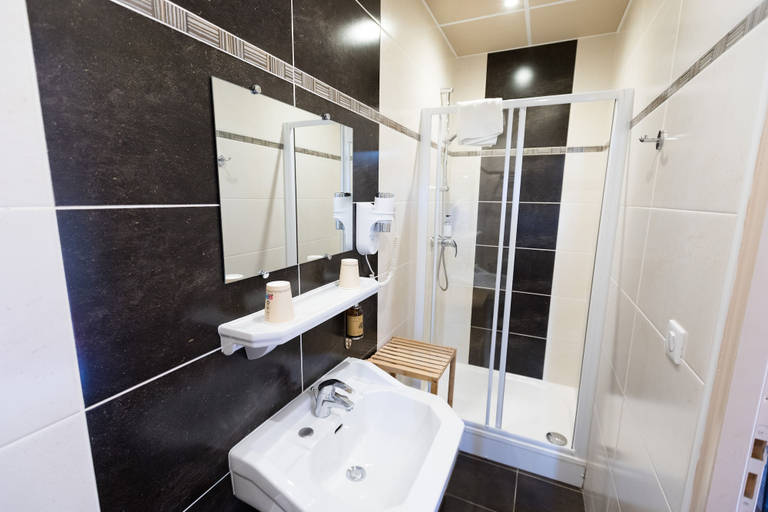 Bathroom 4, Hotel de la terrasse, Pas-de-Calais