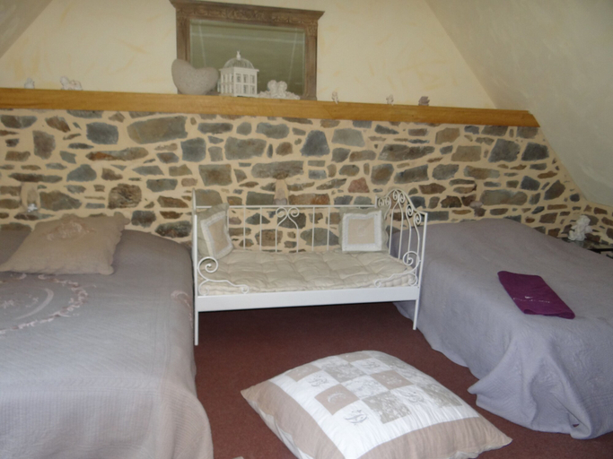 Bedroom 3, Ecuries de Kerbalan Gîtes à la ferme, Côtes-d'Armor