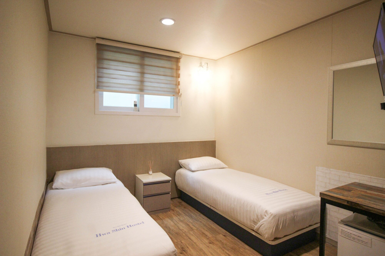Bedroom 4, Dongdaemun Hwashin Hostel, Jung