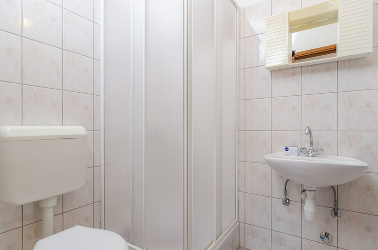 Bathroom 4, Apartments David, Orebić