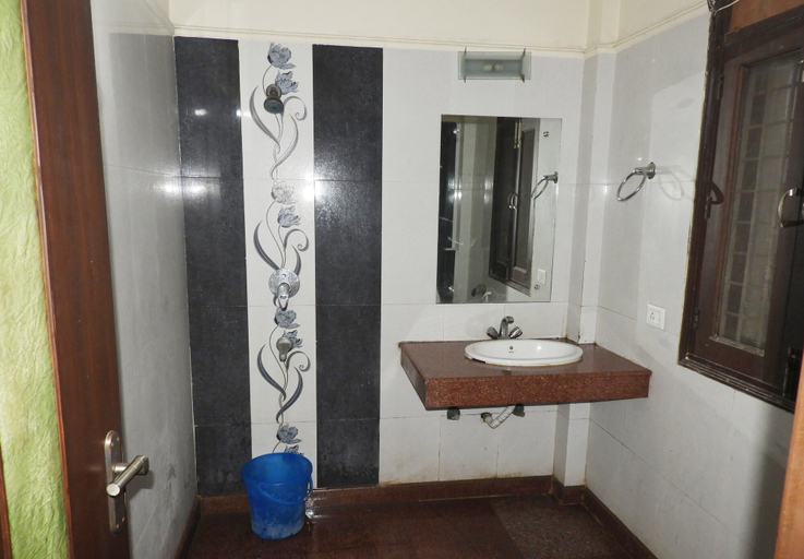 Bathroom 4, JKM Palace, Delhi
