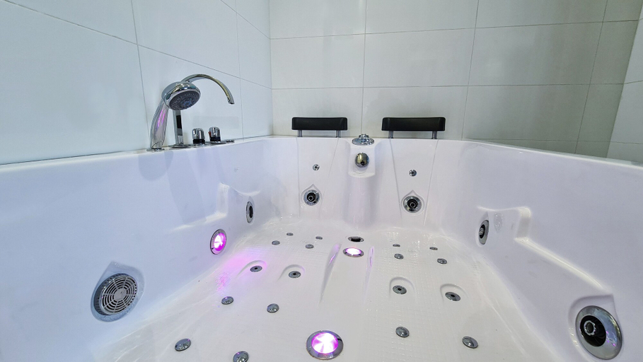Bathroom 5, Hotel Malinowski Economy, Gliwice City