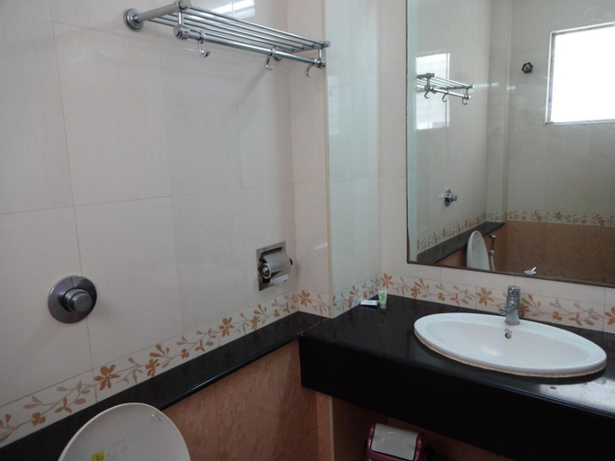 Bathroom 4, Lotus Bay View Hotel, Puducherry