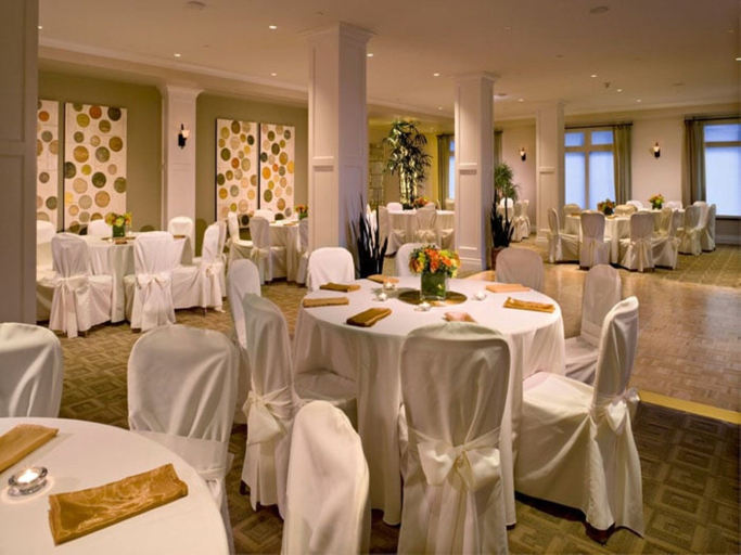 Food & Drinks, Global Luxury Suites at The Village, Orange