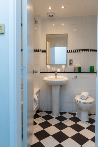 Bathroom 4, Hatherley Manor Hotel & Spa, Gloucestershire