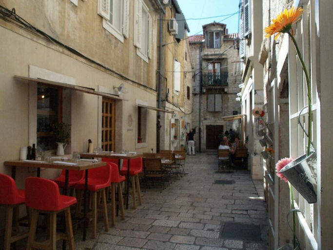 Food & Drinks 4, Buga And Tuga Rooms, Split