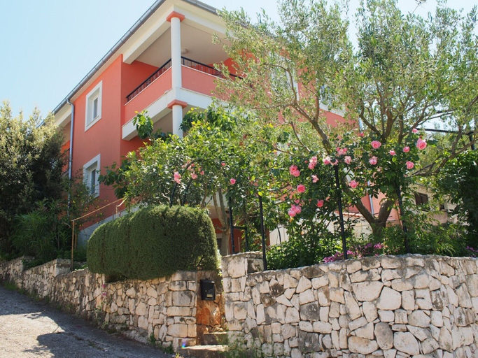 Exterior & Views 2, 2 - Modern Apartment With Garden, 80m From Beach, Marina