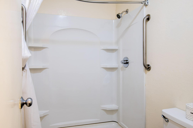Bathroom 4, Lake View Inn, Hood