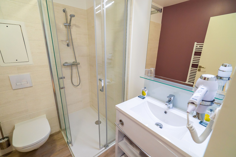 Bathroom 4, All Suites Appart Hôtel | Choisy-le-Roi, Val-de-Marne
