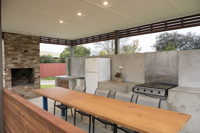 Others 5, Motel Meneres, Corowa