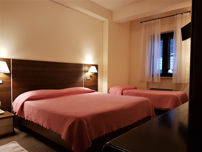 Bedroom 2, Hotel del Lago Ampollino, Crotone
