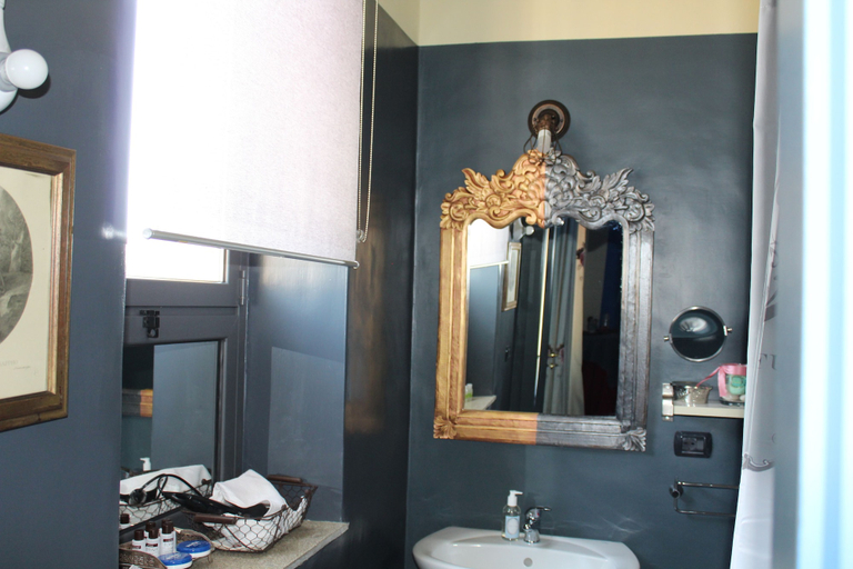 Bathroom 4, Kemmare, Catania