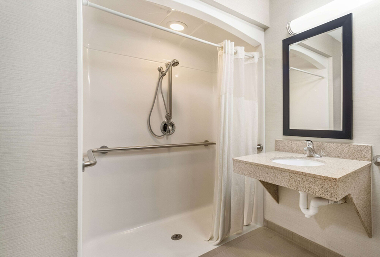 Bathroom 5, Quality Inn Effingham North, Effingham