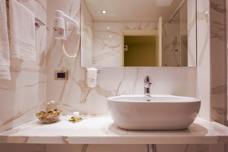 Bathroom 5, Hotel Touring, Ferrara