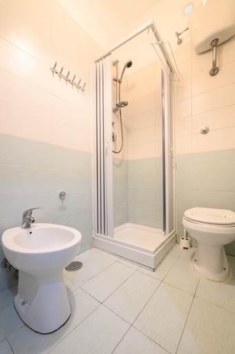 Bathroom 3, Via Lanzieri 38 in Napoli, Napoli