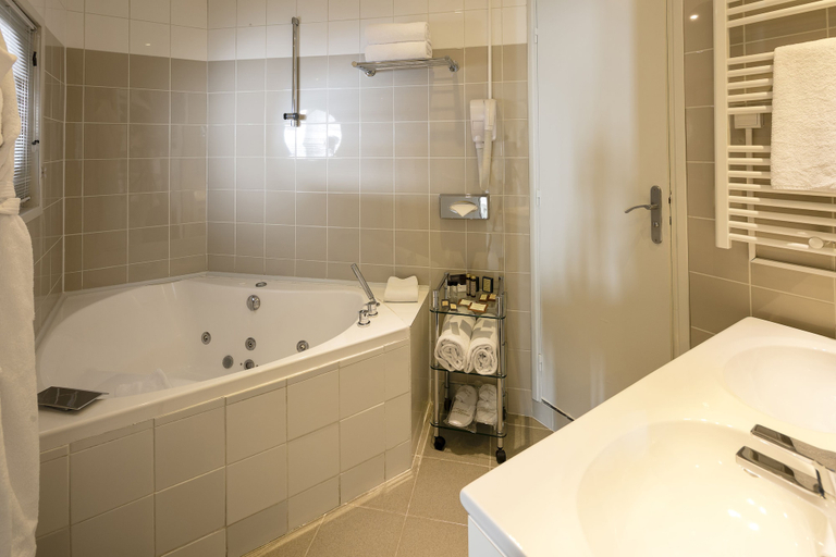Bathroom 5, Hôtel Suisse, Alpes-Maritimes