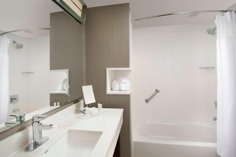 Bathroom 4, Courtyard Nashville SE/Murfreesboro, Rutherford