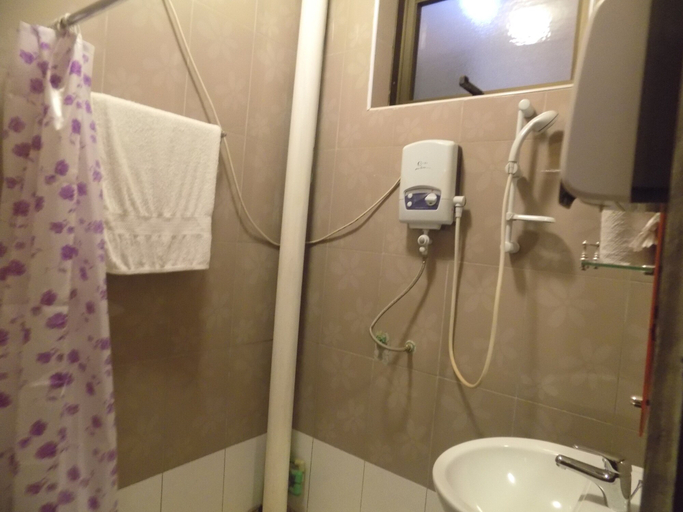Bathroom 3, Kahondo Buffalo Hotel, Kampala
