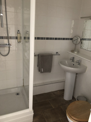 Bathroom 5, The George Inn, Somerset