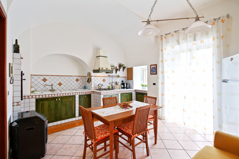 Others 2, Central Balcony Apartment, Catania